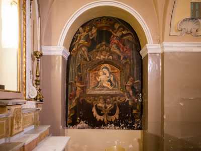 Alla destra del portale notiamo un antico affresco della Vergine inserito una nicchia. Si tratta dell�unico frammento rimasto della cappella originaria: un�edicola presso cui Giacomo si recava quotidianamente in preghiera